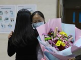 【抗击疫情】一面之缘的病人为一线抗疫战士送上鲜花